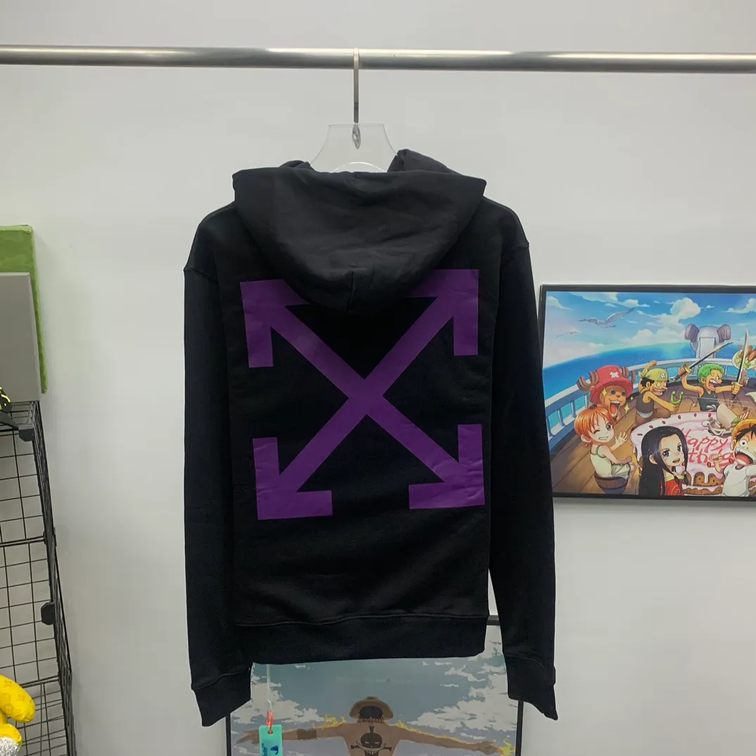 The top tested version of Off-White 2023 new autumn and winter Angel Caravaggio spray-painted arrow hooded sweatshirt. The craftsmanship of this model can be said to be very difficult. There is a direct comparison between our home and many versions on the market. You can more clearly distinguish between good and bad just by looking at the prints. This printing uses Kornit's digital direct-injection process. The entire printing effect is like drawing lines with a marker pen. The imitation effect can achieve the same visual effect as the real thing. The main reason is that the color transition of this printing is too small, which makes it impossible to directly copy the pattern when scanning. The image must be manually enlarged more than 40 times, and then adjusted bit by bit to add a soft color (white) effect. The fabric is made of 480g large fish scale pure cotton terry dyed in a vat, which is a big launch and has a full drape. Full set of customized accessories, washed, labeled. Guaranteed to be the top product on the market.  Color: Black Size: XS-L P:410